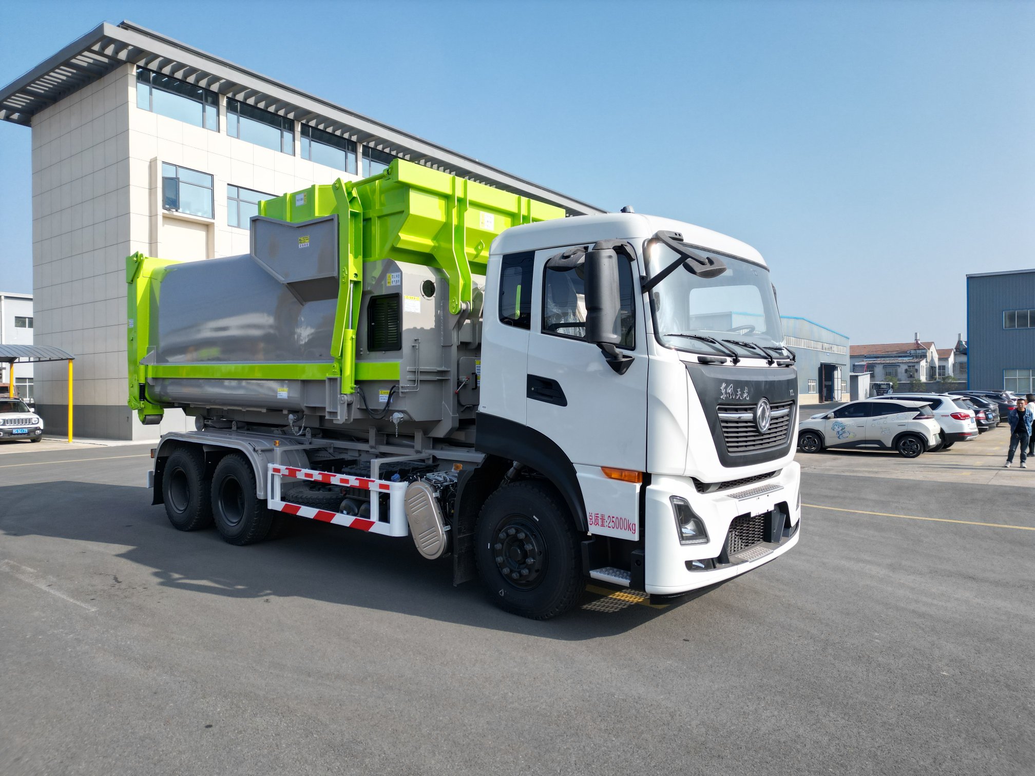 東風(fēng)天龍勾臂車(chē)、18方移動(dòng)壓縮垃圾站批量出貨啦