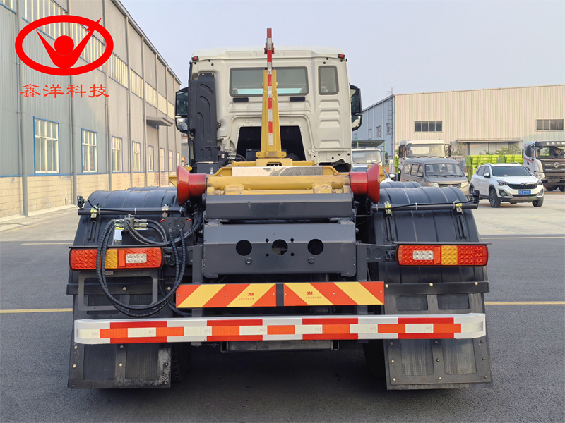 31噸重汽豪沃前四后八自卸垃圾車