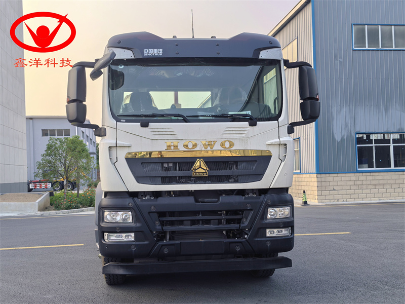31噸重汽豪沃前四后八自卸垃圾車